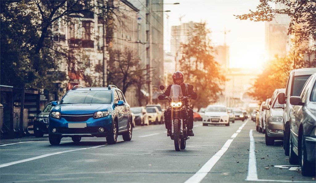 Los mejores consejos para conducir con moto: seguridad, equipamiento y normas