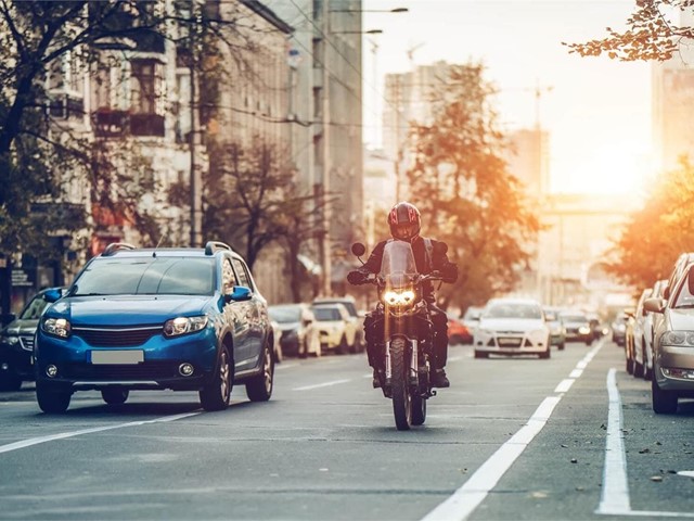 Los mejores consejos para conducir con moto: seguridad, equipamiento y normas